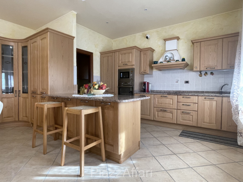 RIF. CORR32

Fabbricato atipico in centro del paese di Correzzola nella via principale a 200 m da...