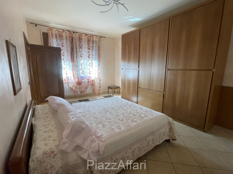 RIF. CORR32

Fabbricato atipico in centro del paese di Correzzola nella via principale a 200 m da...