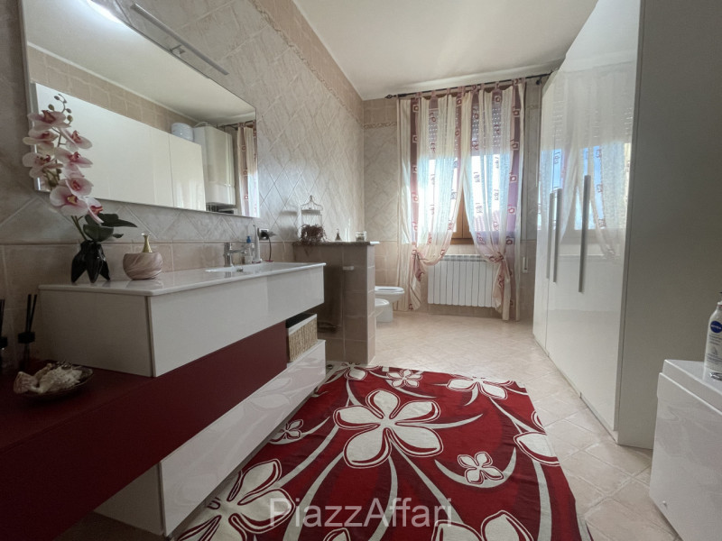 RIF. CORR32

Fabbricato atipico in centro del paese di Correzzola nella via principale a 200 m da...