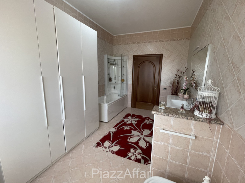 RIF. CORR32

Fabbricato atipico in centro del paese di Correzzola nella via principale a 200 m da...