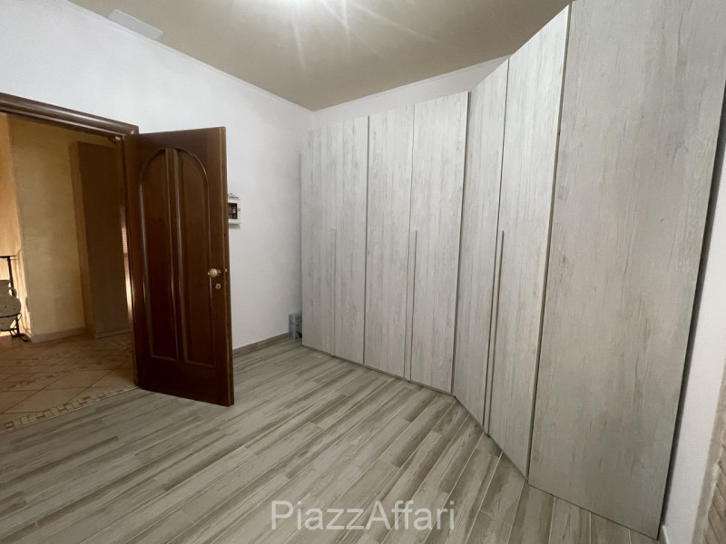 RIF. CORR32

Fabbricato atipico in centro del paese di Correzzola nella via principale a 200 m da...