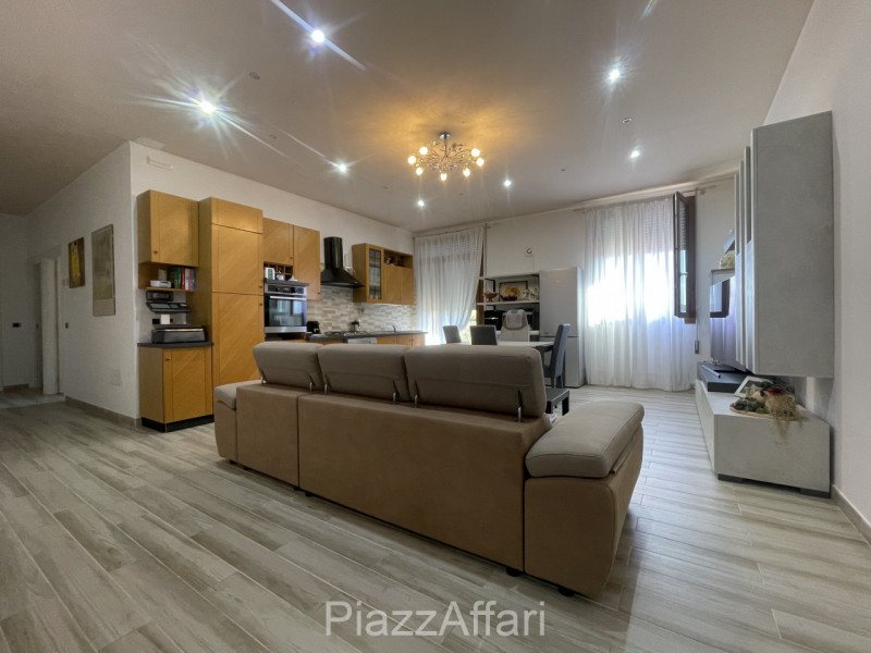 RIF. CORR32

Fabbricato atipico in centro del paese di Correzzola nella via principale a 200 m da...