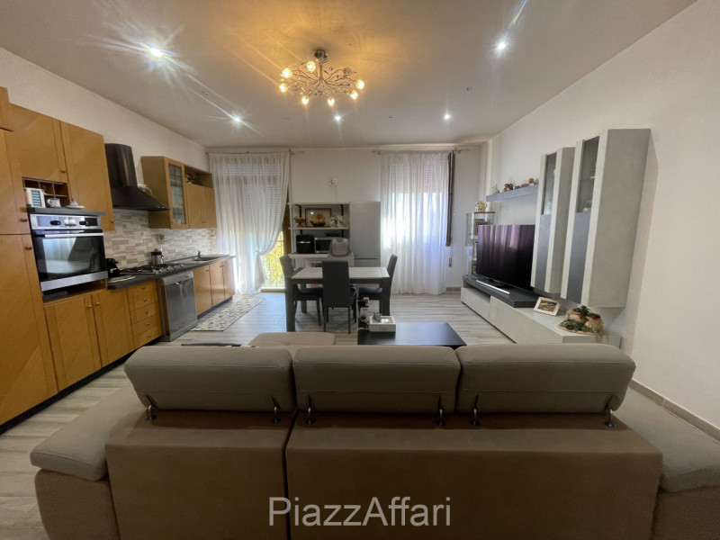 RIF. CORR32

Fabbricato atipico in centro del paese di Correzzola nella via principale a 200 m da...