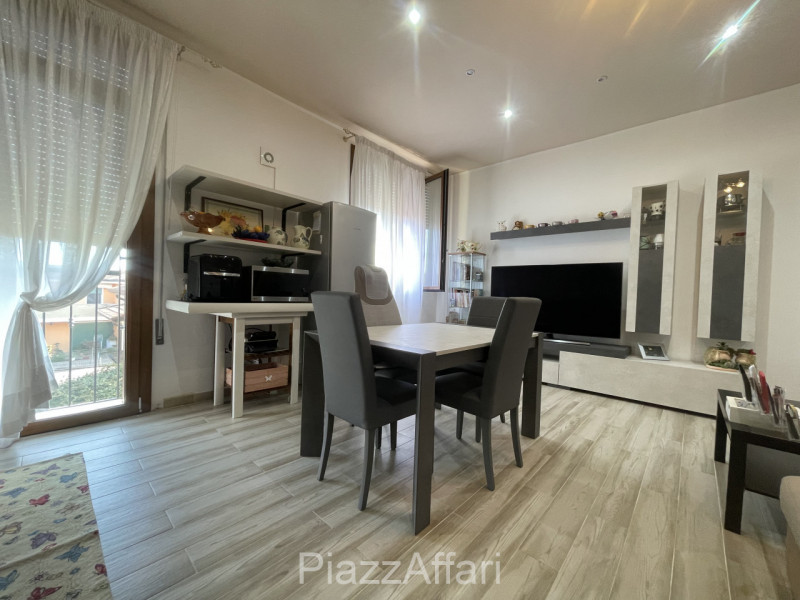 RIF. CORR32

Fabbricato atipico in centro del paese di Correzzola nella via principale a 200 m da...