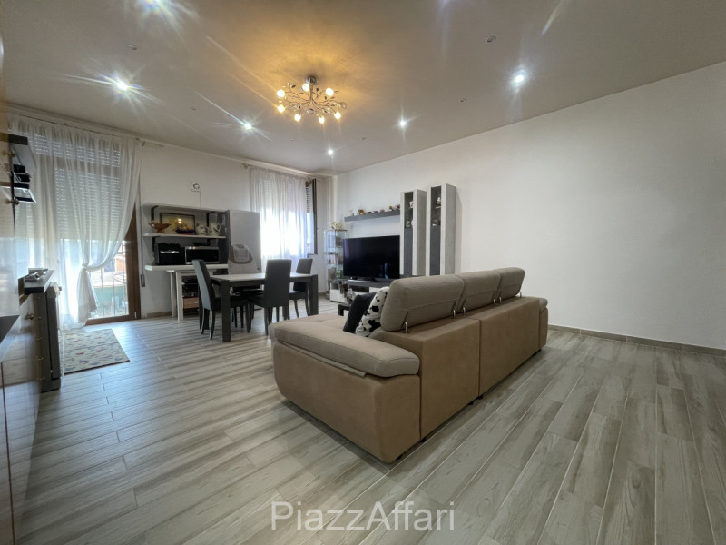 RIF. CORR32

Fabbricato atipico in centro del paese di Correzzola nella via principale a 200 m da...