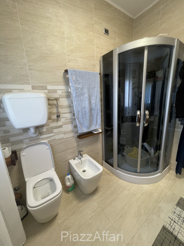 RIF. CORR32

Fabbricato atipico in centro del paese di Correzzola nella via principale a 200 m da...