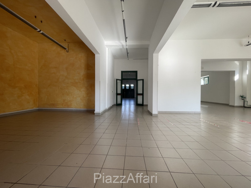 RIF. CORR32

Fabbricato atipico in centro del paese di Correzzola nella via principale a 200 m da...