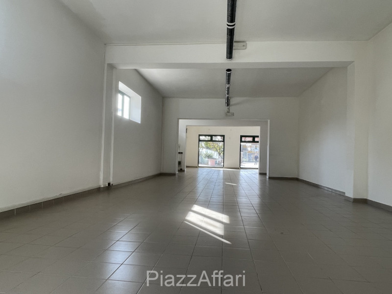 RIF. CORR32

Fabbricato atipico in centro del paese di Correzzola nella via principale a 200 m da...