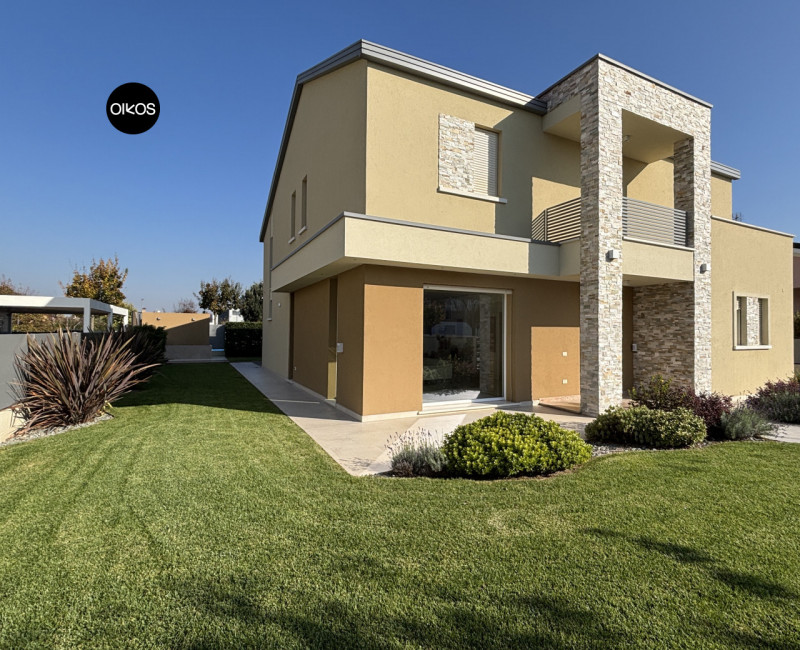 Legnaro (PD) - Proponiamo villa unifamiliare di recente costruzione, dalle finiture raffinate e s...