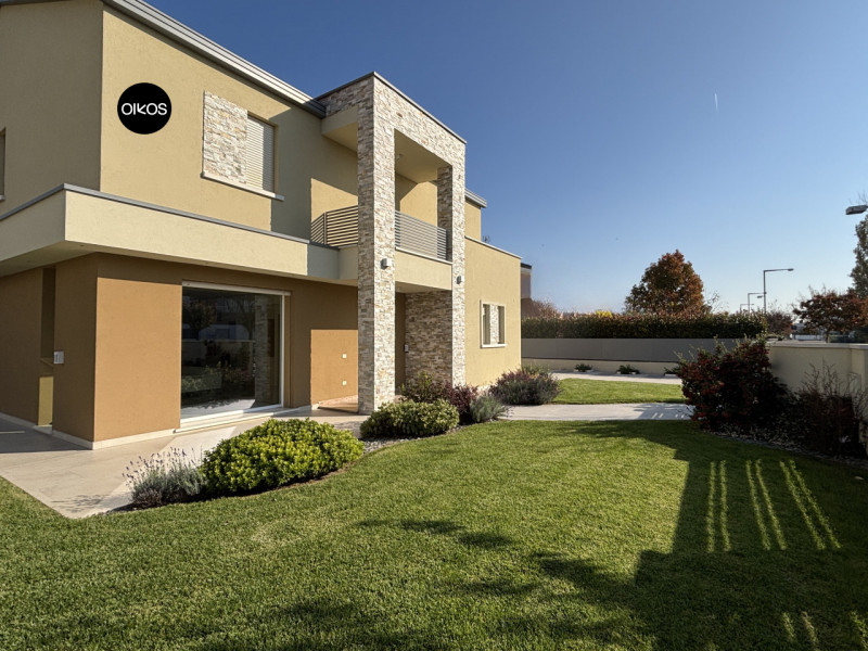 Legnaro (PD) - Proponiamo villa unifamiliare di recente costruzione, dalle finiture raffinate e s...