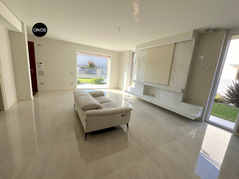 Legnaro (PD) - Proponiamo villa unifamiliare di recente costruzione, dalle finiture raffinate e s...