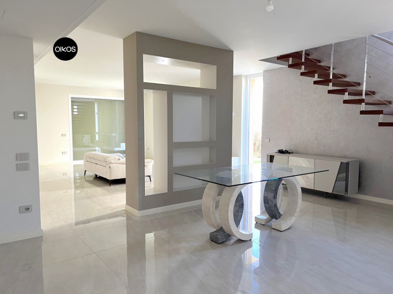 Legnaro (PD) - Proponiamo villa unifamiliare di recente costruzione, dalle finiture raffinate e s...