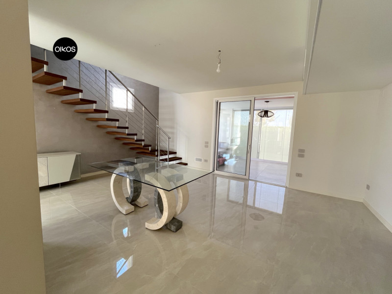 Legnaro (PD) - Proponiamo villa unifamiliare di recente costruzione, dalle finiture raffinate e s...