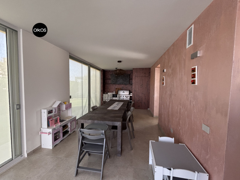 Legnaro (PD) - Proponiamo villa unifamiliare di recente costruzione, dalle finiture raffinate e s...