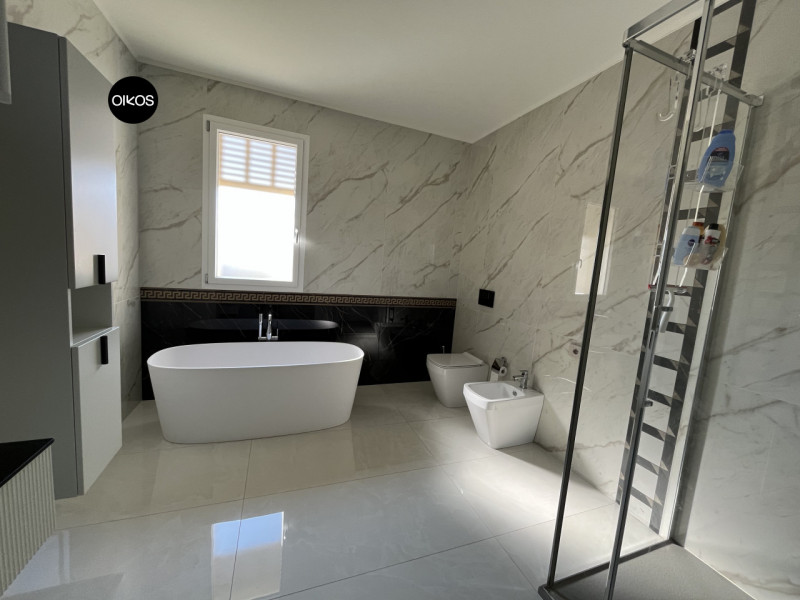 Legnaro (PD) - Proponiamo villa unifamiliare di recente costruzione, dalle finiture raffinate e s...