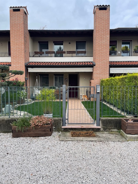 In una delle zone più tranquille e residenziali di Dueville, proponiamo in vendita un'elegante po...