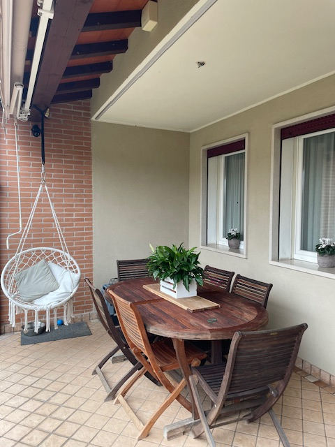 In una delle zone più tranquille e residenziali di Dueville, proponiamo in vendita un'elegante po...