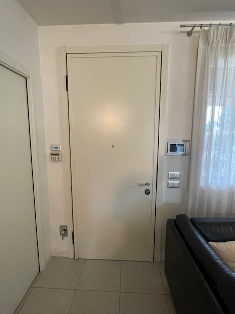 In una delle zone più tranquille e residenziali di Dueville, proponiamo in vendita un'elegante po...