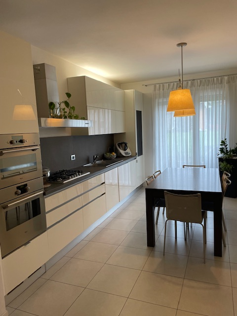 In una delle zone più tranquille e residenziali di Dueville, proponiamo in vendita un'elegante po...