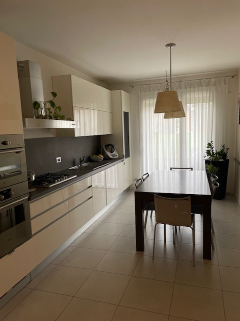 In una delle zone più tranquille e residenziali di Dueville, proponiamo in vendita un'elegante po...