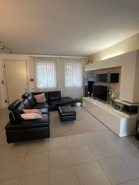 In una delle zone più tranquille e residenziali di Dueville, proponiamo in vendita un'elegante po...