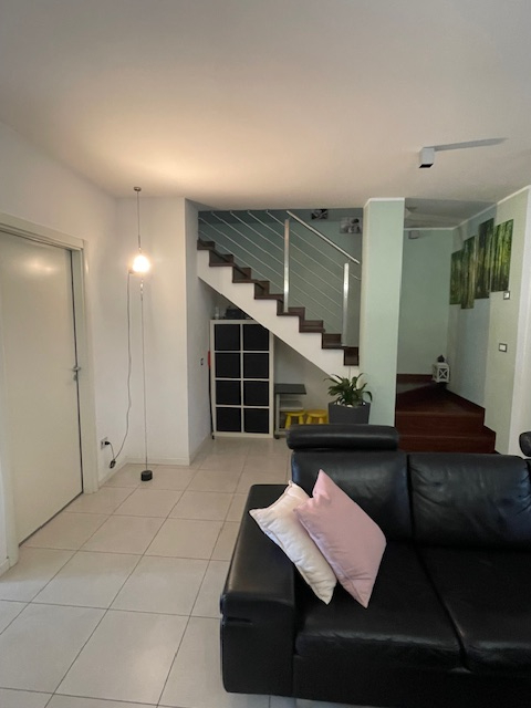 In una delle zone più tranquille e residenziali di Dueville, proponiamo in vendita un'elegante po...