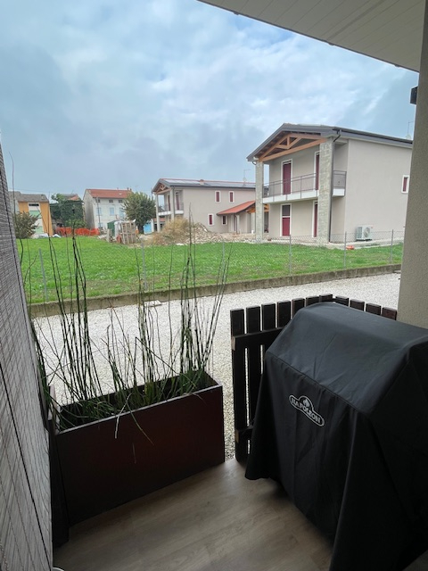 In una delle zone più tranquille e residenziali di Dueville, proponiamo in vendita un'elegante po...