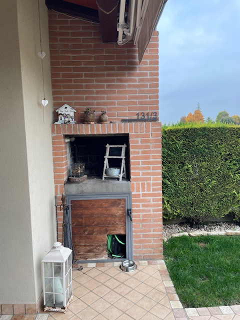 In una delle zone più tranquille e residenziali di Dueville, proponiamo in vendita un'elegante po...