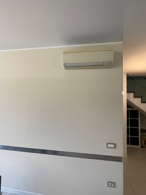 In una delle zone più tranquille e residenziali di Dueville, proponiamo in vendita un'elegante po...