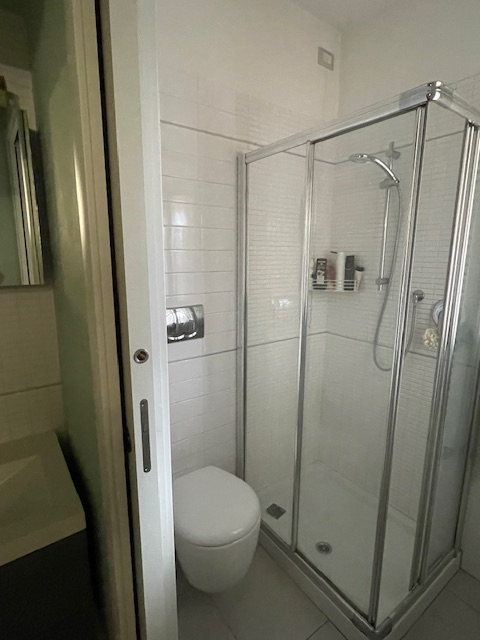 In una delle zone più tranquille e residenziali di Dueville, proponiamo in vendita un'elegante po...