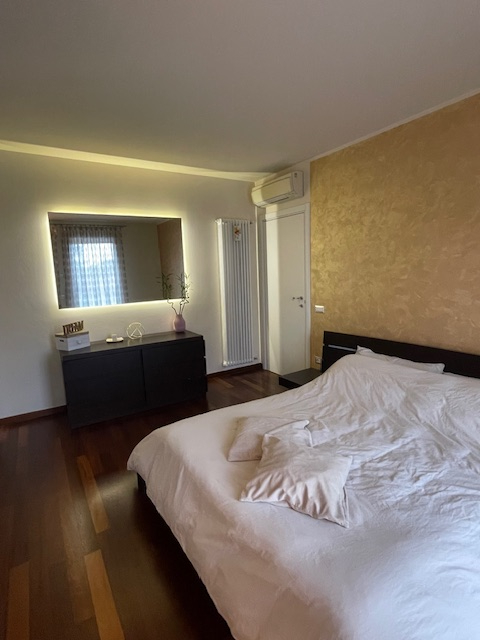 In una delle zone più tranquille e residenziali di Dueville, proponiamo in vendita un'elegante po...