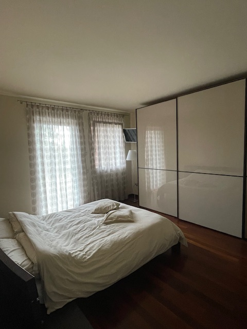 In una delle zone più tranquille e residenziali di Dueville, proponiamo in vendita un'elegante po...