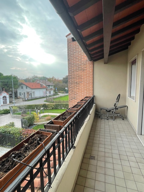 In una delle zone più tranquille e residenziali di Dueville, proponiamo in vendita un'elegante po...