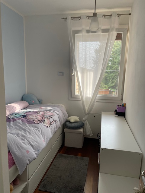 In una delle zone più tranquille e residenziali di Dueville, proponiamo in vendita un'elegante po...