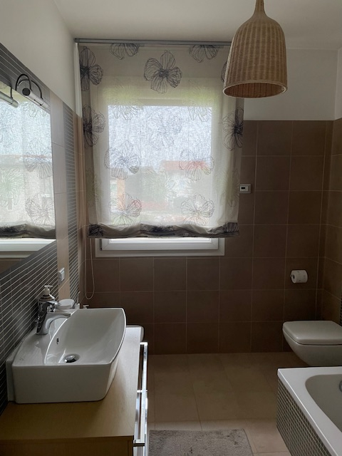 In una delle zone più tranquille e residenziali di Dueville, proponiamo in vendita un'elegante po...