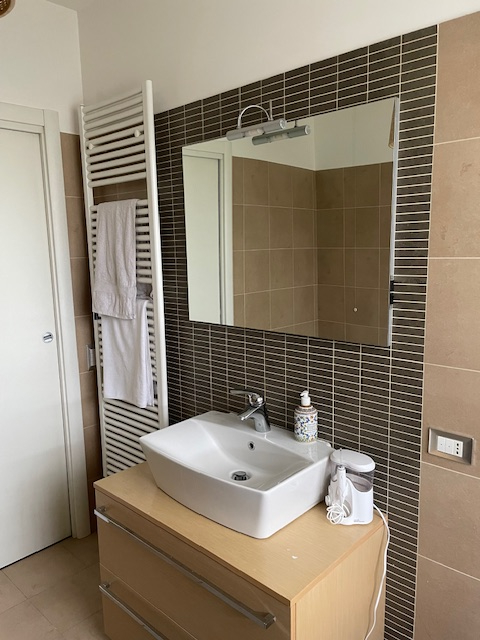 In una delle zone più tranquille e residenziali di Dueville, proponiamo in vendita un'elegante po...