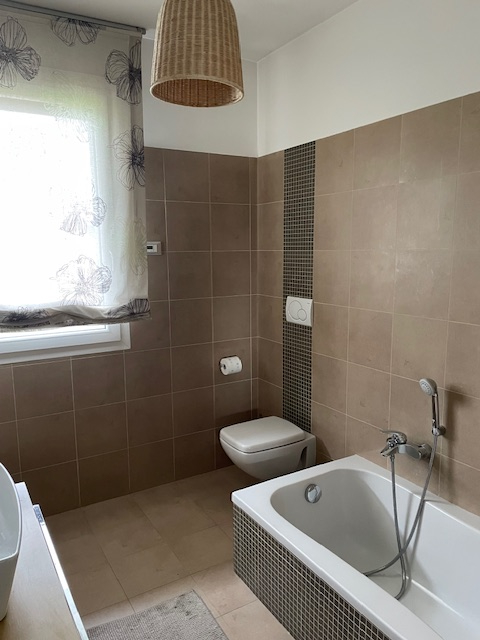 In una delle zone più tranquille e residenziali di Dueville, proponiamo in vendita un'elegante po...