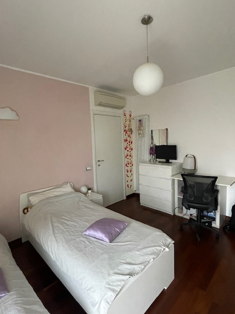 In una delle zone più tranquille e residenziali di Dueville, proponiamo in vendita un'elegante po...