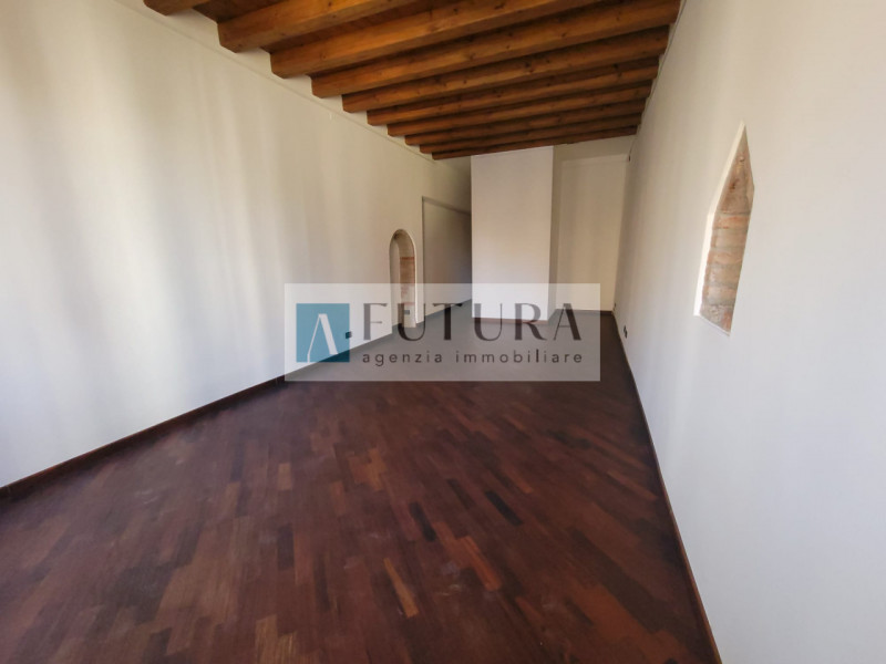 In una delle piazze più belle e rinomate della storica città di Vicenza, proponiamo in vendita un...