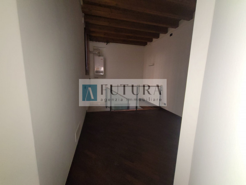 In una delle piazze più belle e rinomate della storica città di Vicenza, proponiamo in vendita un...