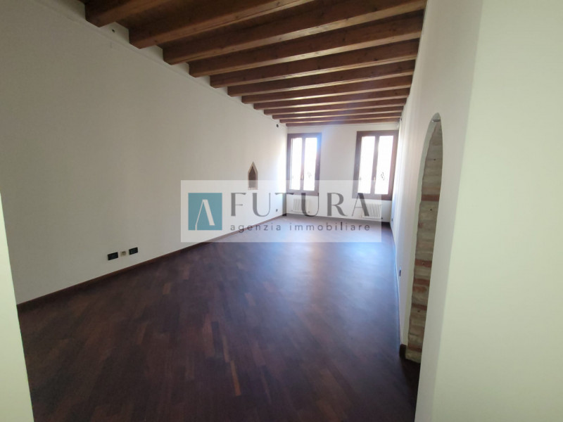 In una delle piazze più belle e rinomate della storica città di Vicenza, proponiamo in vendita un...