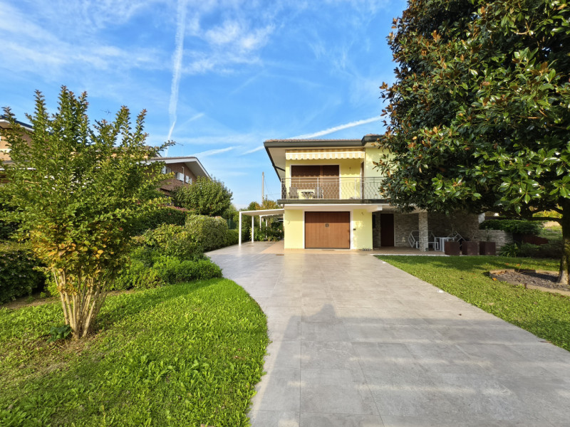 Porzione elegante di villa bifamiliare di circa 270, curata nei minimi dettagli con buongusto. Ub...