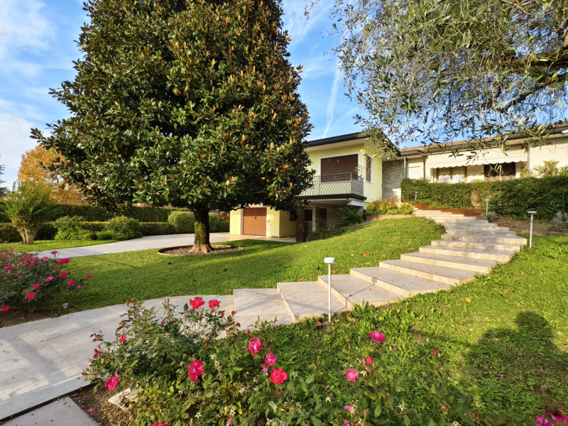 Porzione elegante di villa bifamiliare di circa 270, curata nei minimi dettagli con buongusto. Ub...