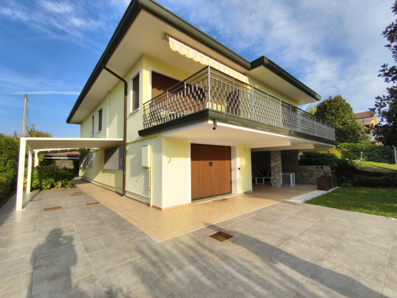 Porzione elegante di villa bifamiliare di circa 270, curata nei minimi dettagli con buongusto. Ub...