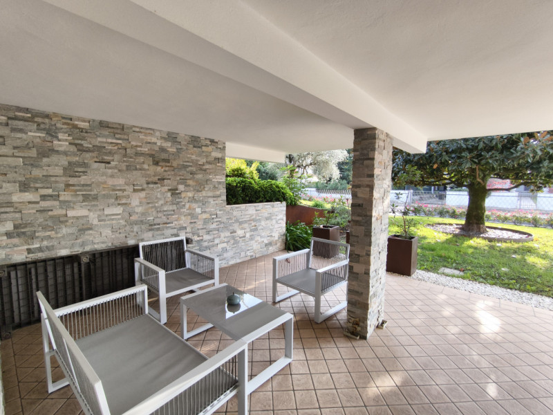 Porzione elegante di villa bifamiliare di circa 270, curata nei minimi dettagli con buongusto. Ub...