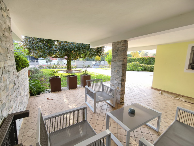 Porzione elegante di villa bifamiliare di circa 270, curata nei minimi dettagli con buongusto. Ub...