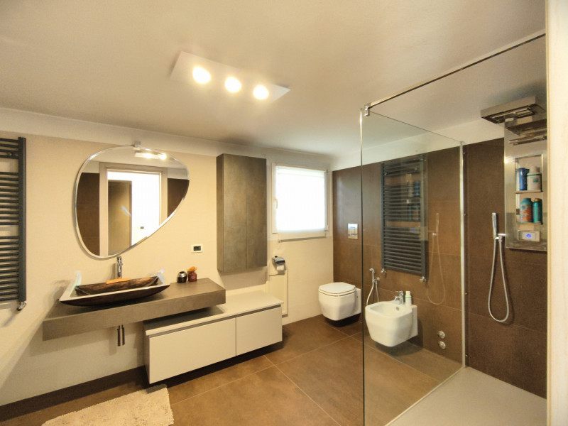 Porzione elegante di villa bifamiliare di circa 270, curata nei minimi dettagli con buongusto. Ub...