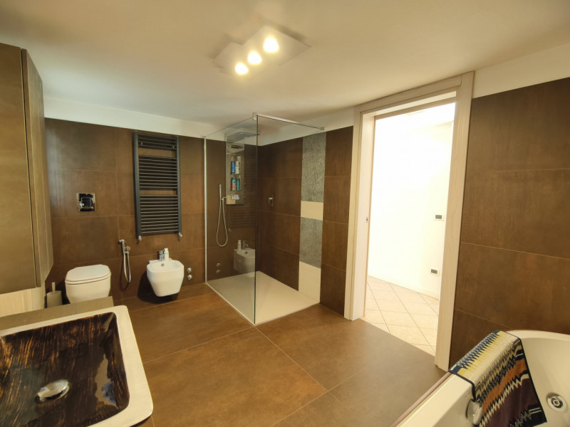 Porzione elegante di villa bifamiliare di circa 270, curata nei minimi dettagli con buongusto. Ub...