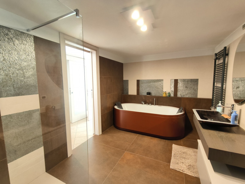 Porzione elegante di villa bifamiliare di circa 270, curata nei minimi dettagli con buongusto. Ub...