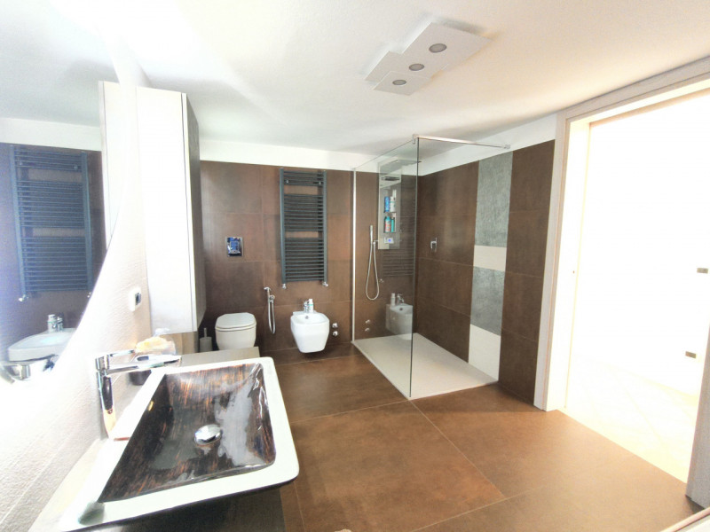 Porzione elegante di villa bifamiliare di circa 270, curata nei minimi dettagli con buongusto. Ub...